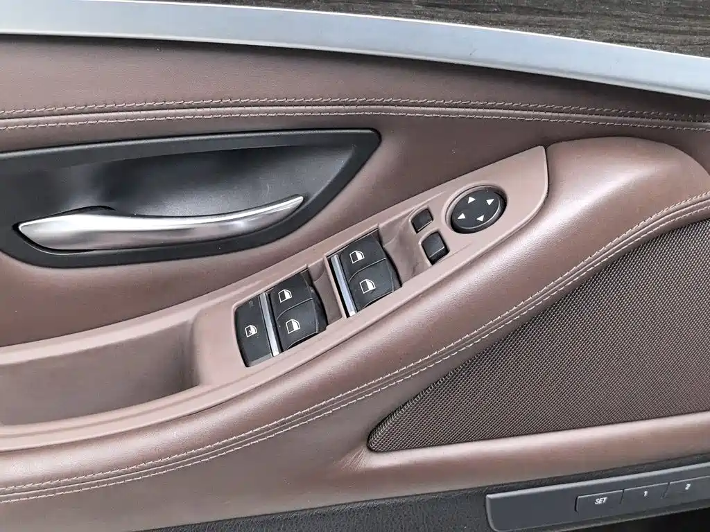 BMW 5 Series — миниатюра 9