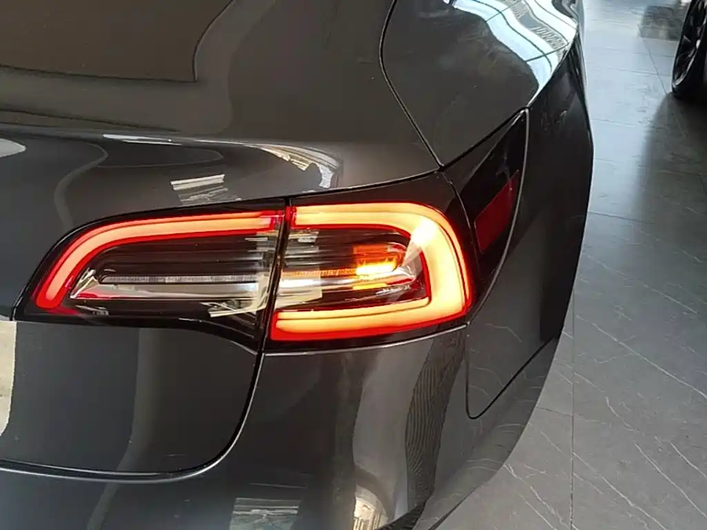 Tesla Model 3 — миниатюра 8