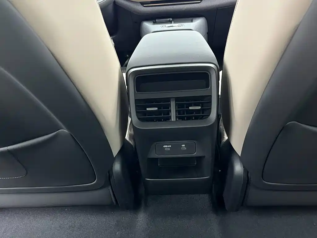 Volvo XC70 PHEV — миниатюра 7