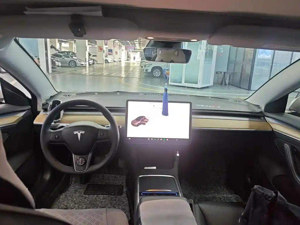 Tesla Model 3 — миниатюра 10