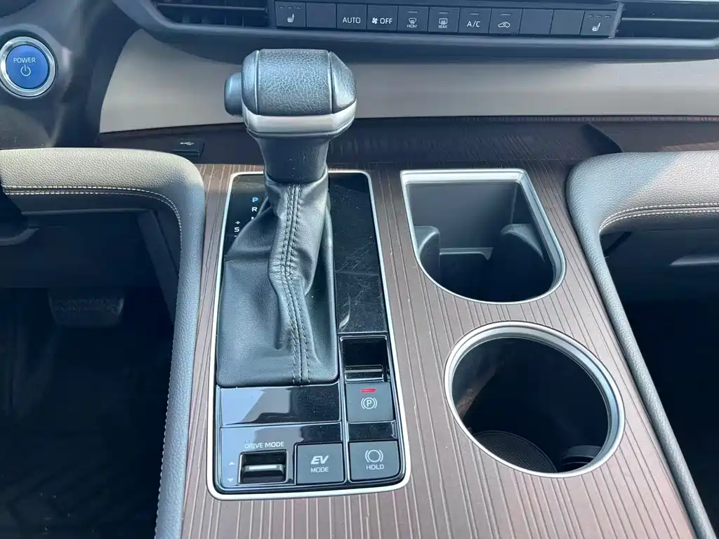 Toyota Granvia — миниатюра 8