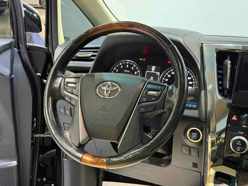 Toyota Alphard — миниатюра 15