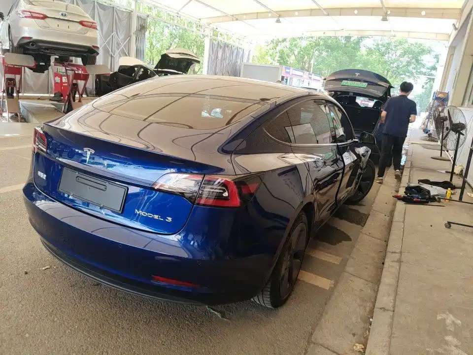 Tesla Model 3 — миниатюра 6