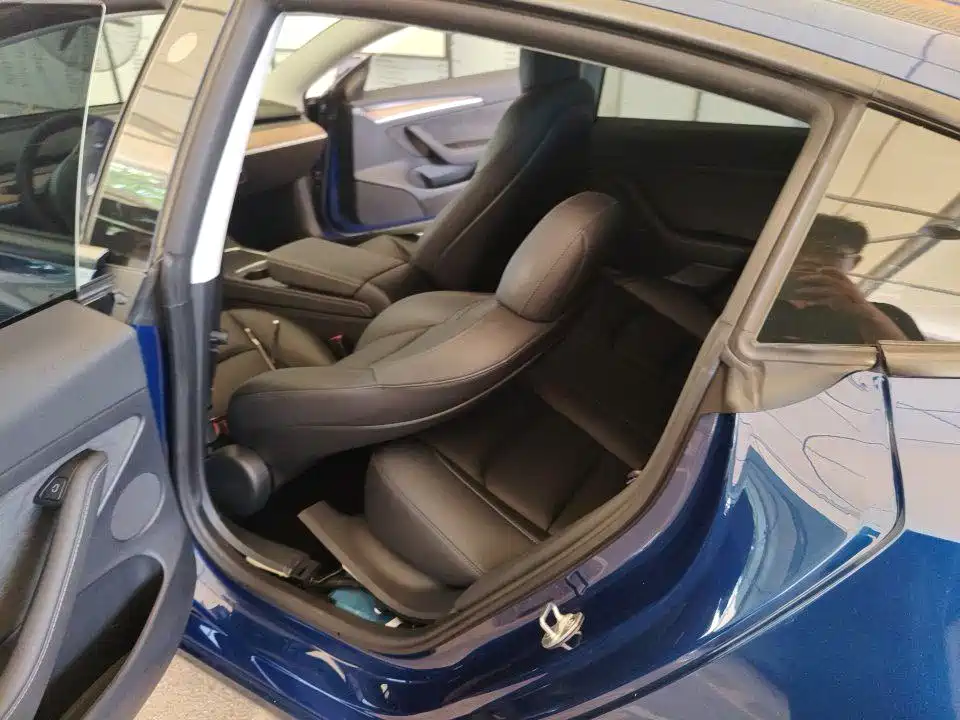 Tesla Model 3 — миниатюра 3