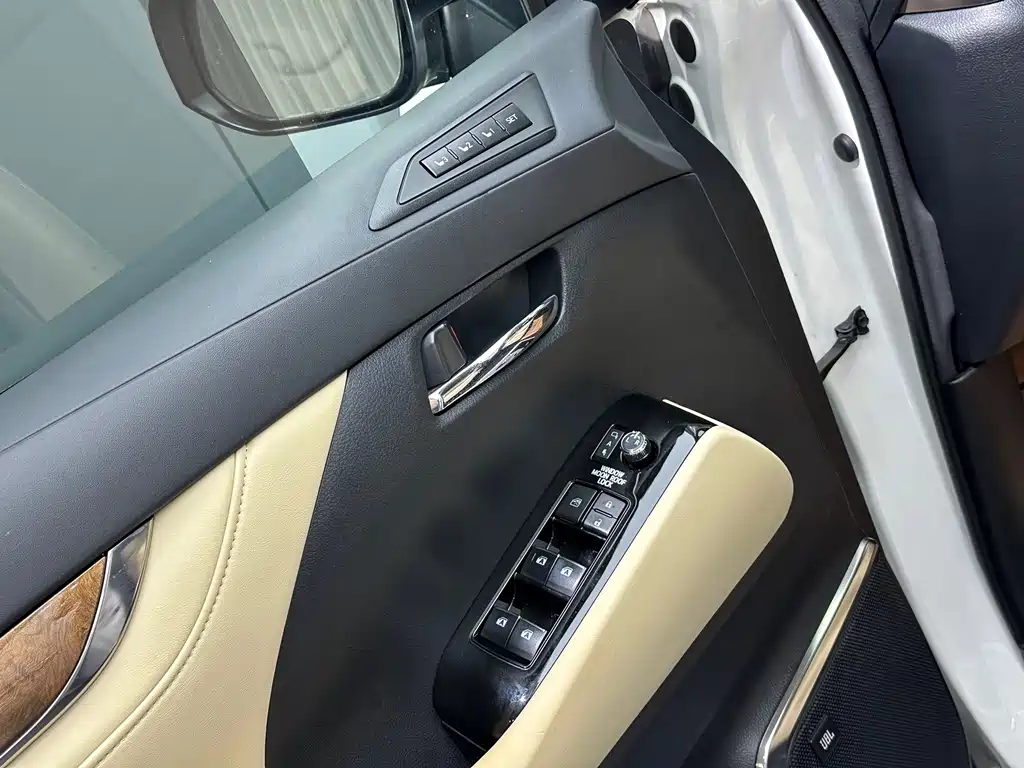Toyota Alphard — миниатюра 8
