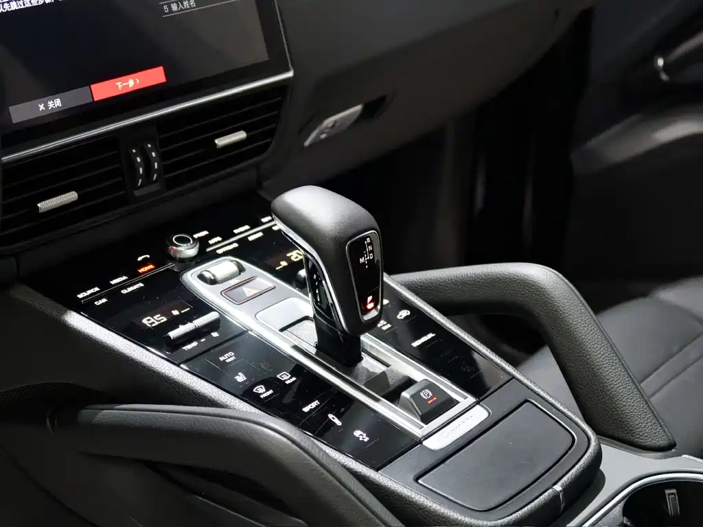 Porsche Cayenne — миниатюра 7