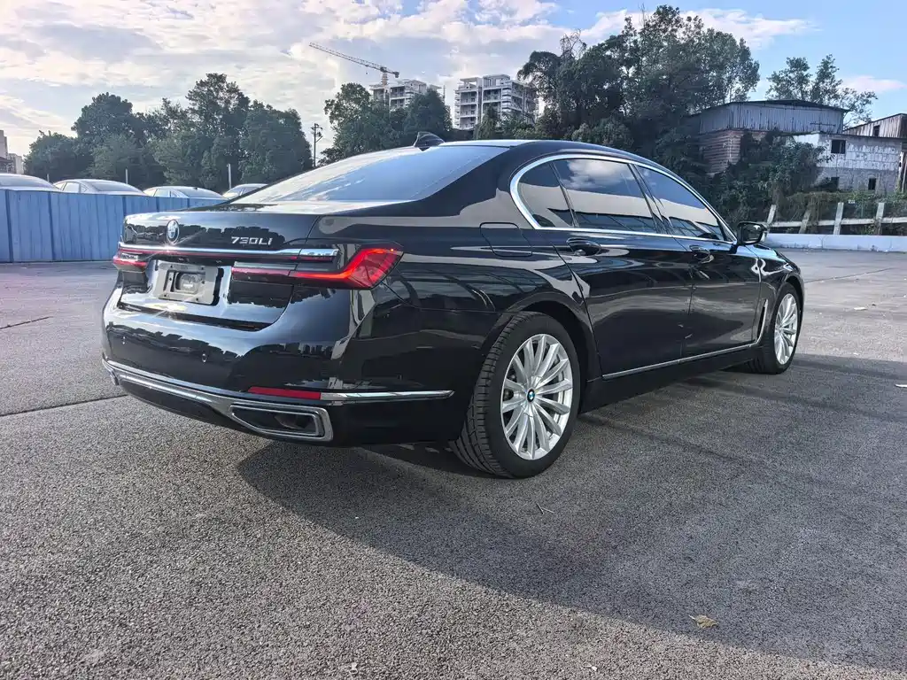 BMW 7 Series — миниатюра 11