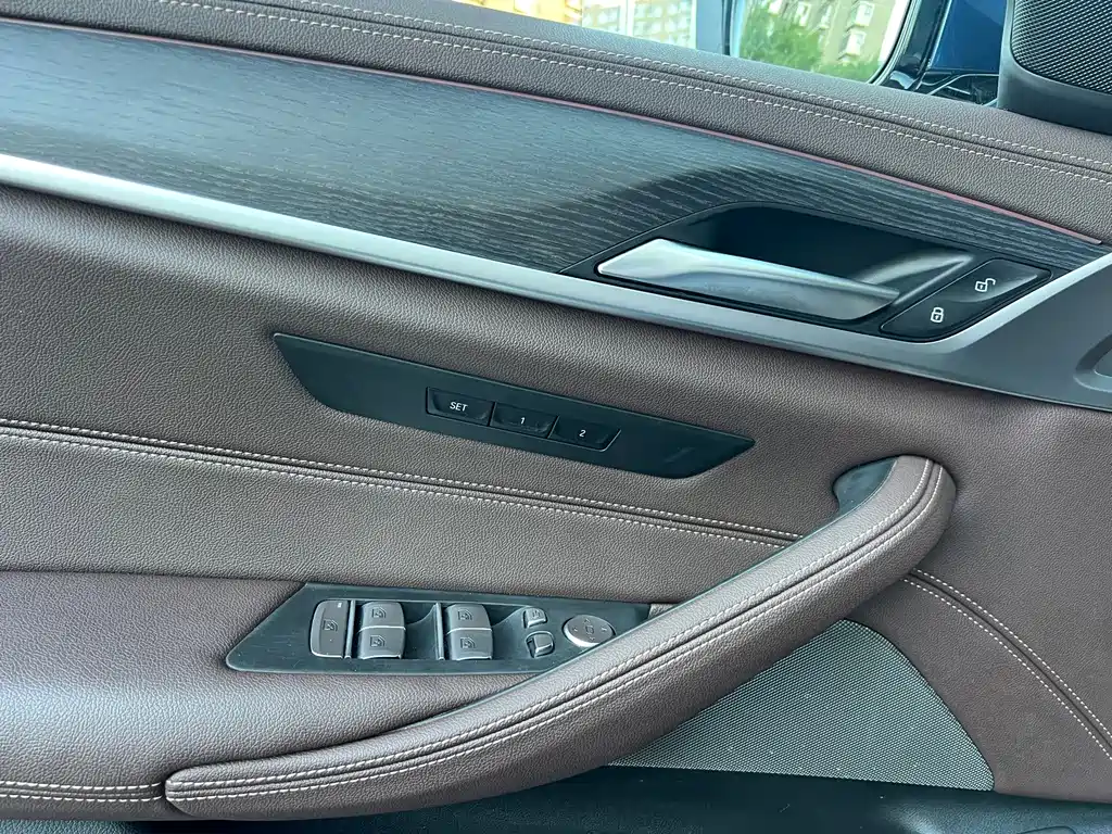 BMW 5 Series — миниатюра 13