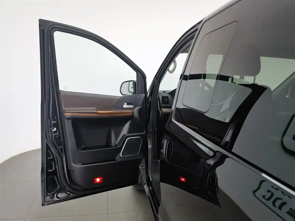 Forthing Lingzhi Plus PLUS 2021 2.0L MT Luxury 7 мест