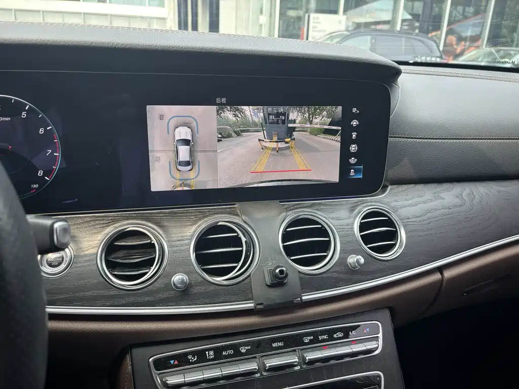 Mercedes-Benz E-Class — миниатюра 11