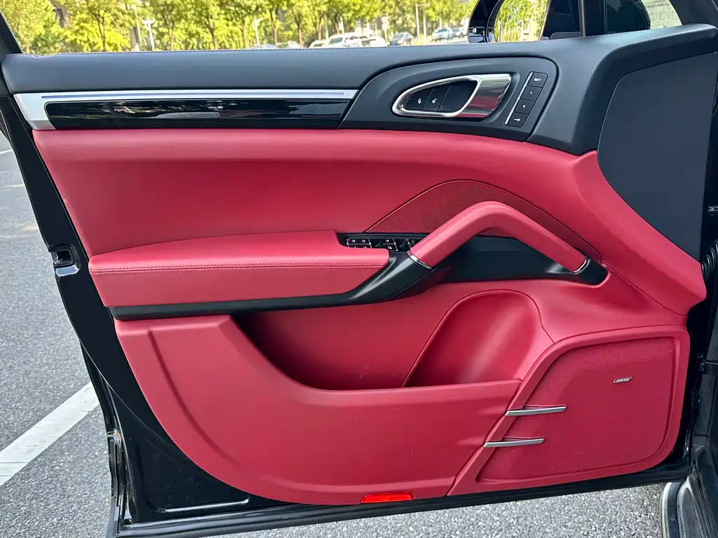 Porsche Cayenne — миниатюра 12