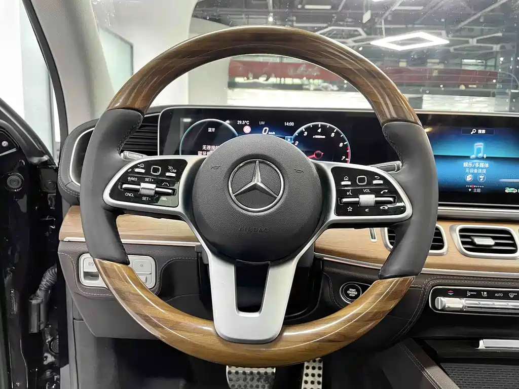 Mercedes-Benz GLS — миниатюра 9