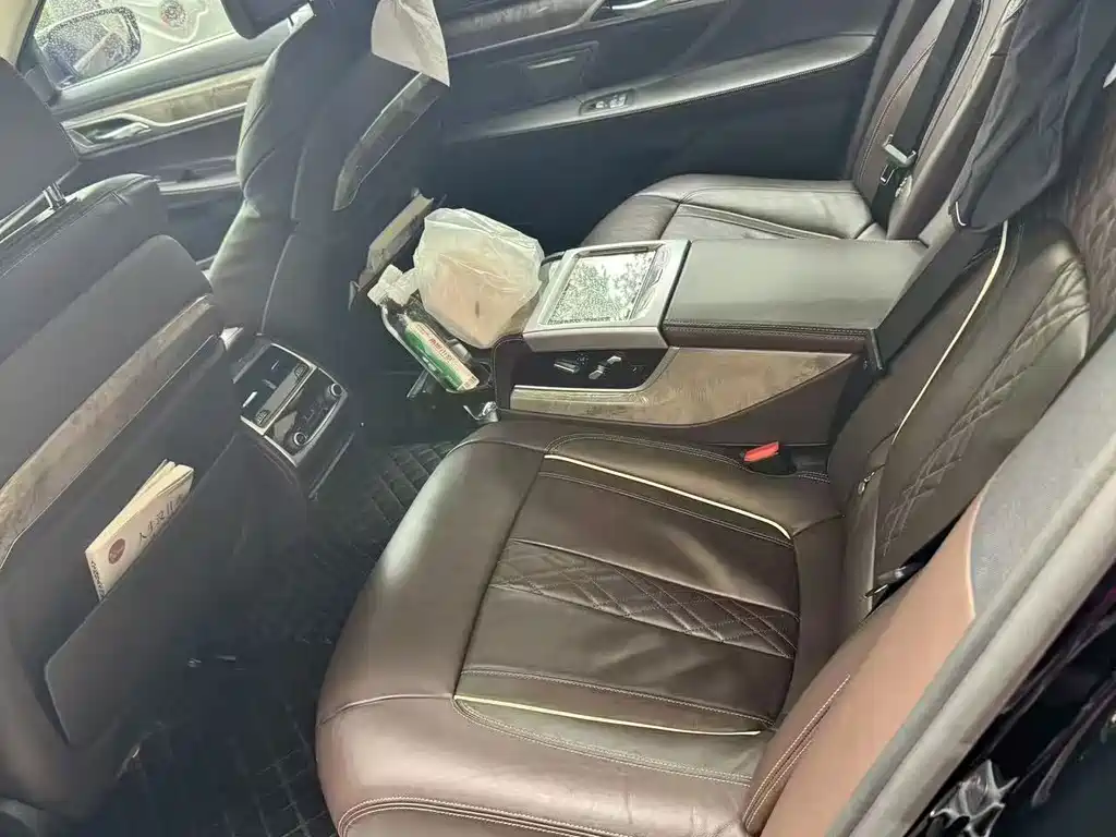 BMW 7 Series — миниатюра 5