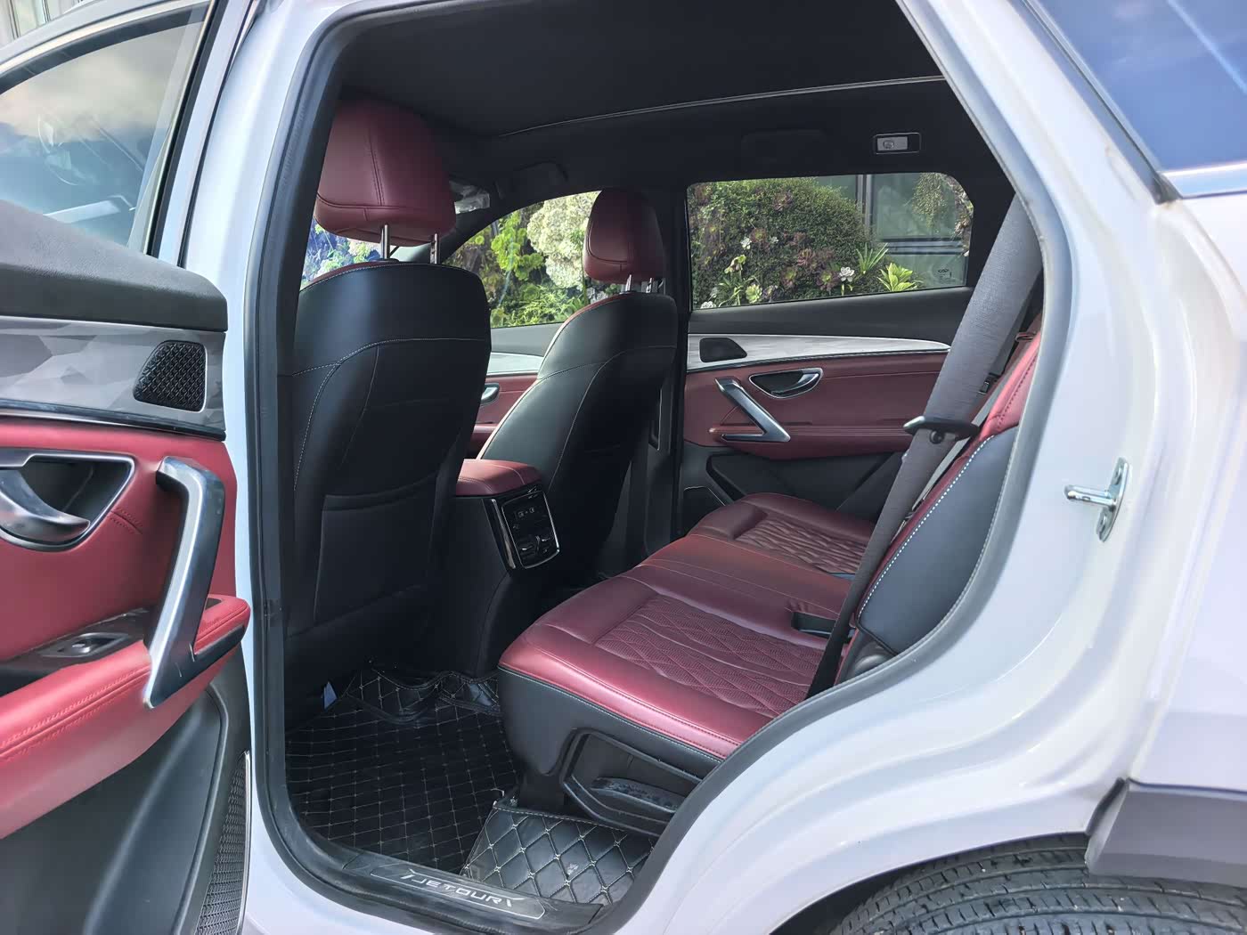 Jetour Jetour X70 PLUS 1.5 л 2023 г. Белый, пробег 48000 км
