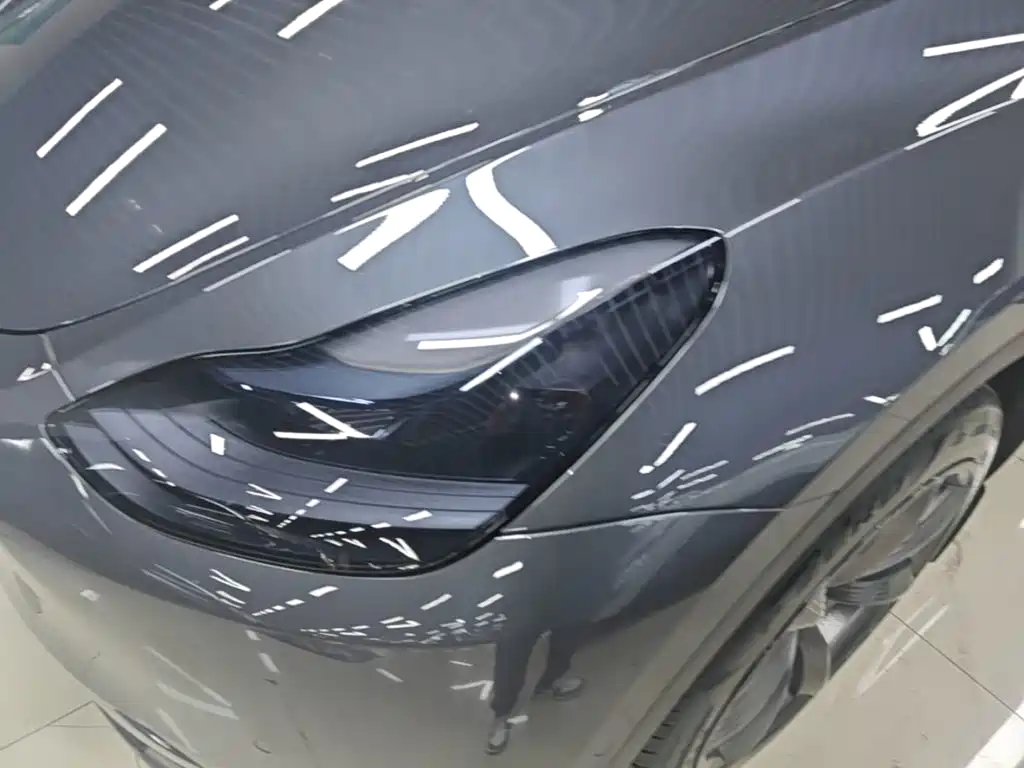 Tesla Model Y — миниатюра 24
