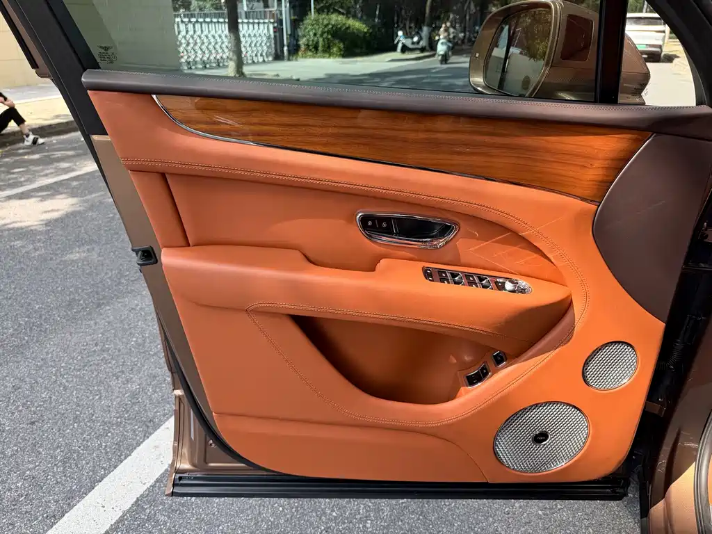 Bentley Bentayga — миниатюра 13