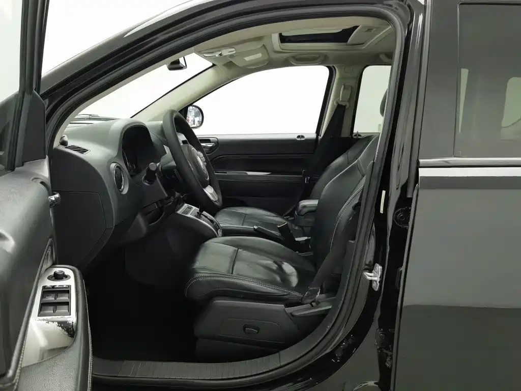 Jeep Compass (Import) — миниатюра 10