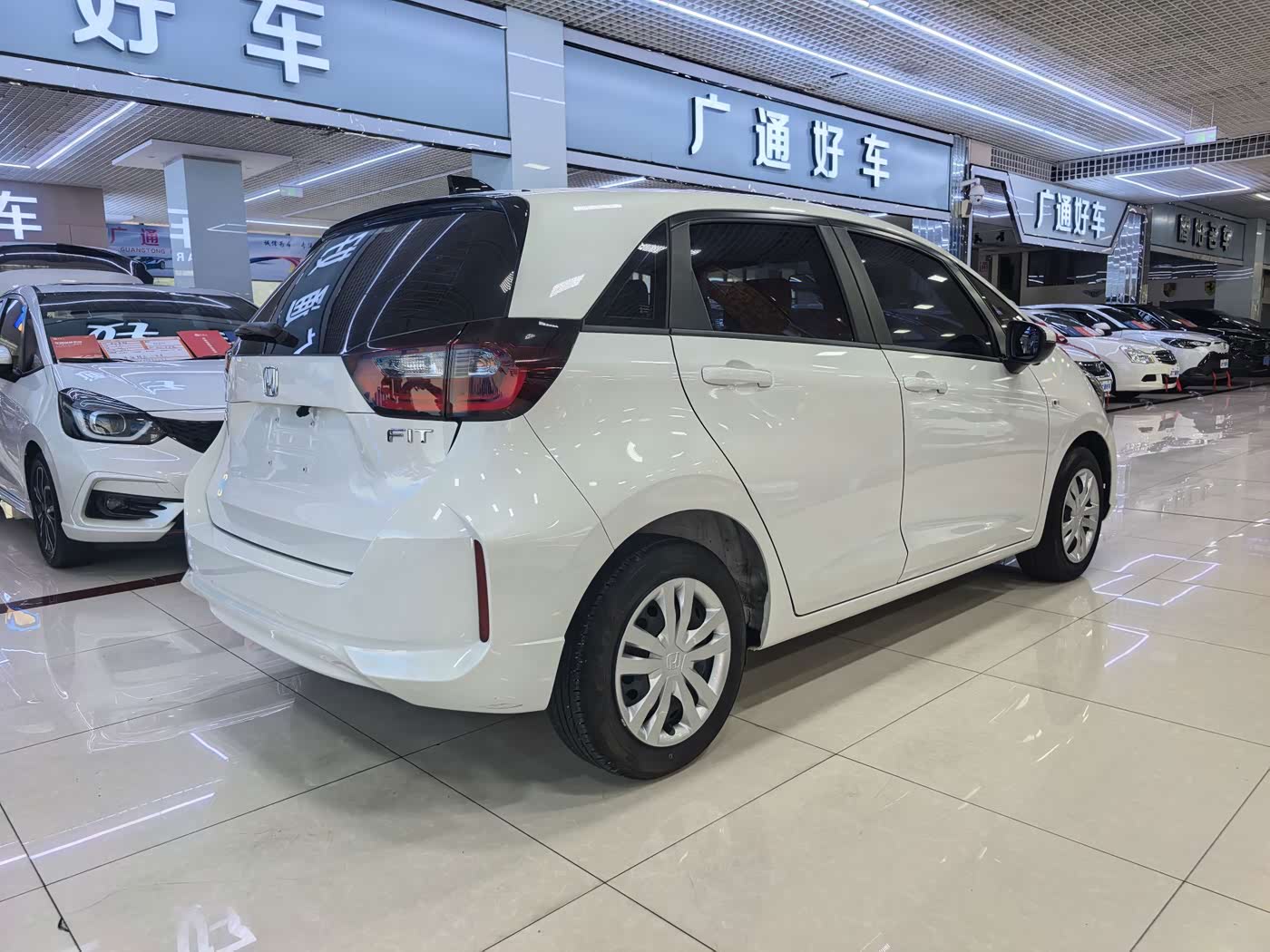 Honda Fit 1.5 л 2023 г. Белый, пробег 18000 км