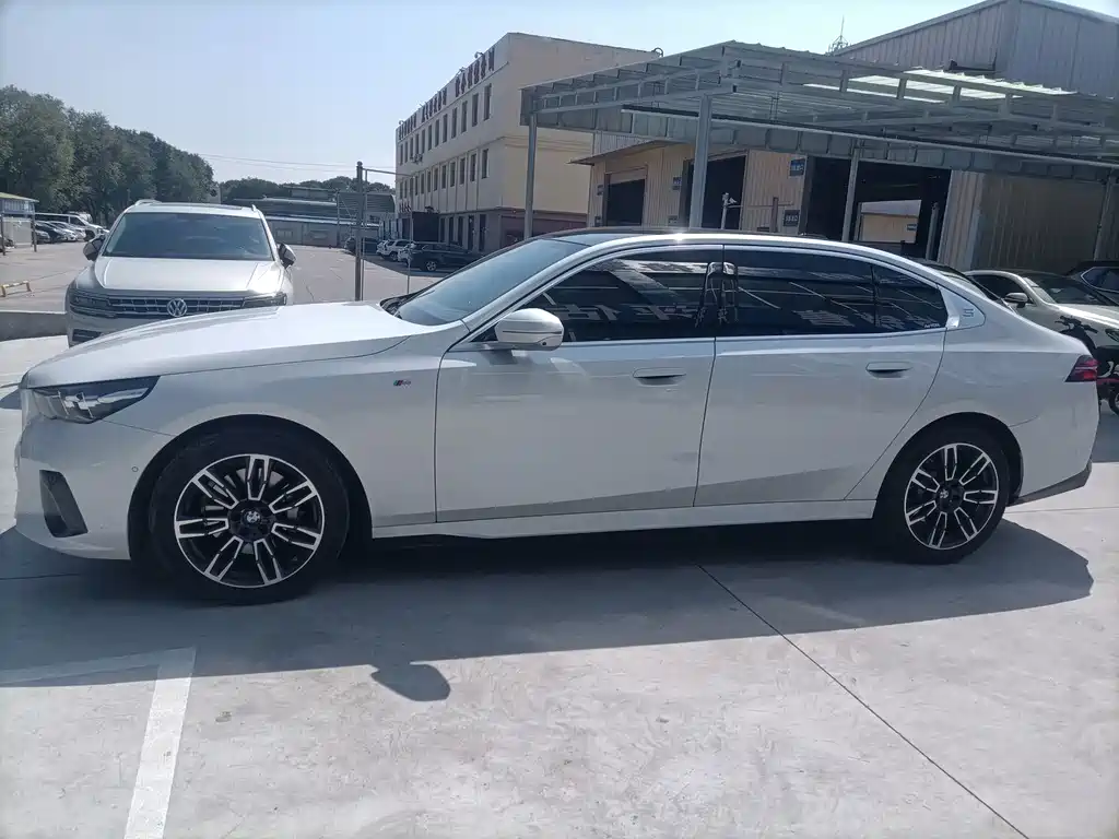 BMW 5 Series — миниатюра 6