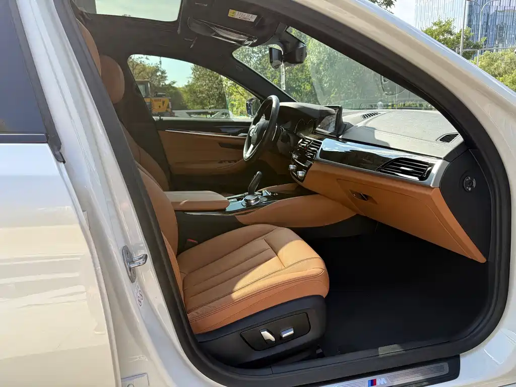 BMW 5 Series — миниатюра 7