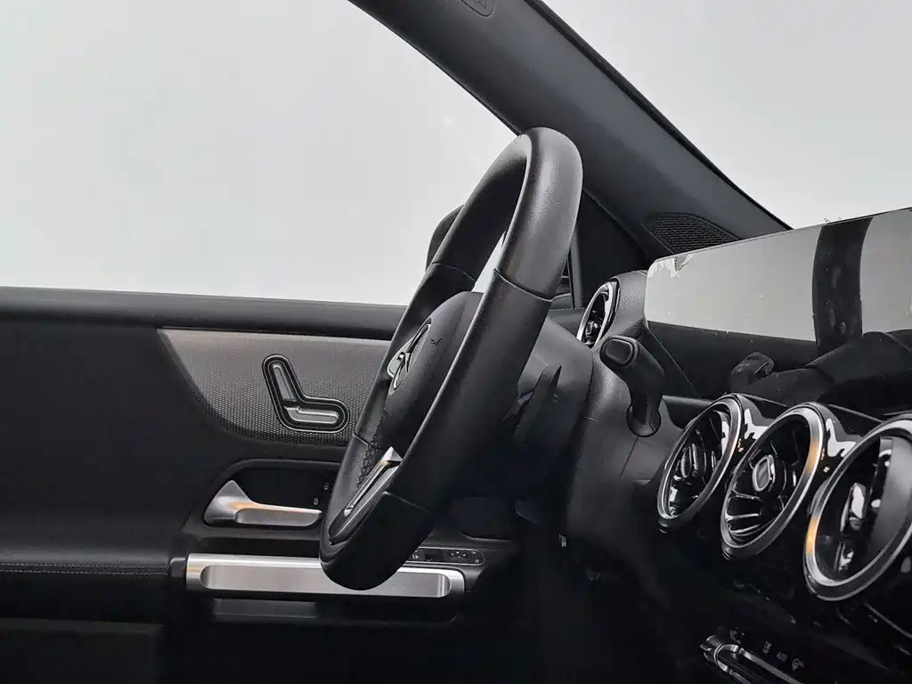 Mercedes-Benz GLB — миниатюра 22
