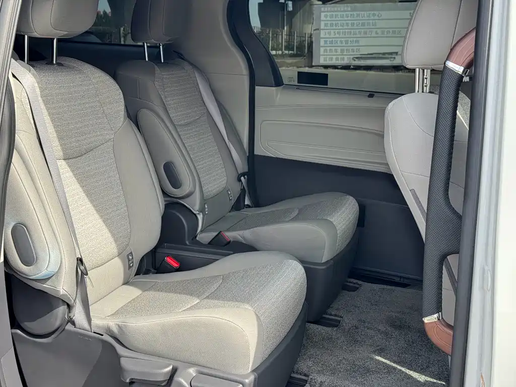 Toyota Sienna — миниатюра 19