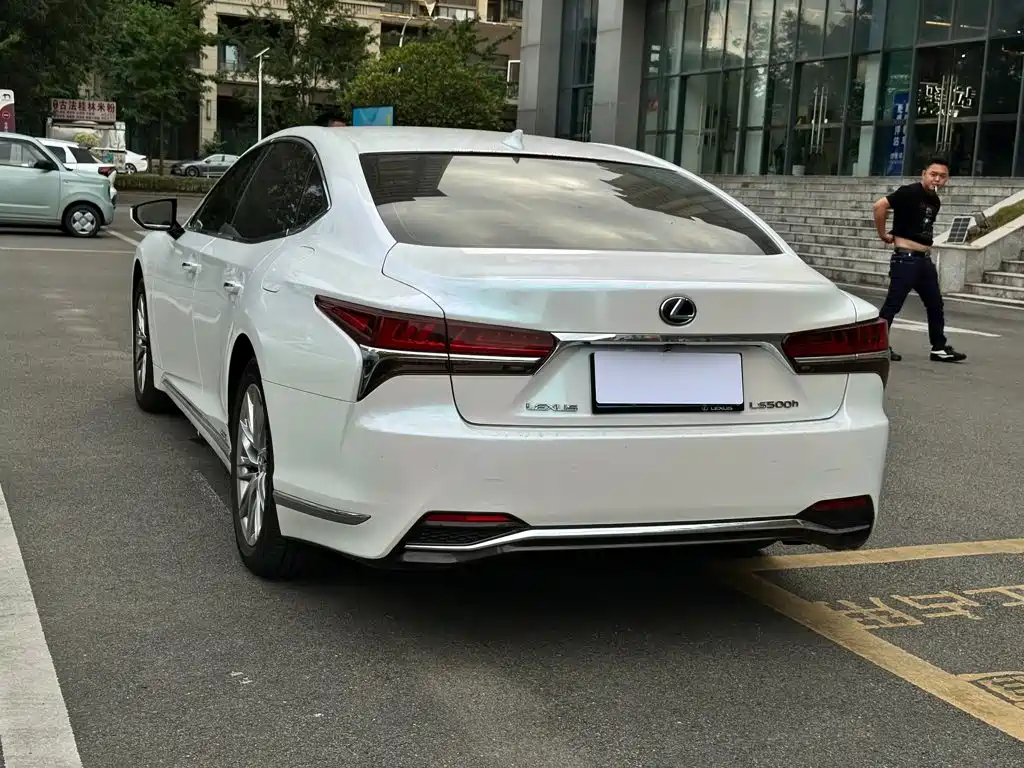 Lexus LS — миниатюра 3