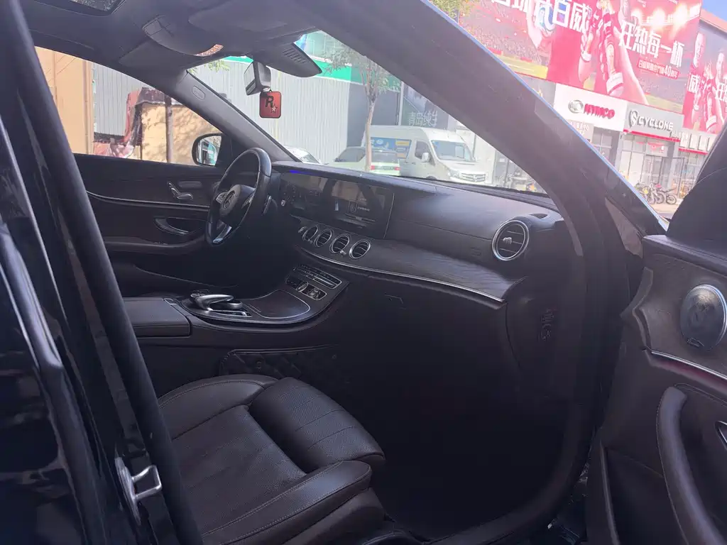 Mercedes-Benz E-Class — миниатюра 8