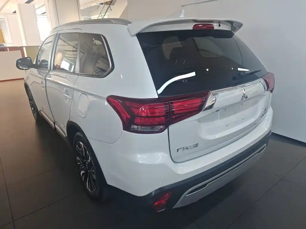 Mitsubishi Outlander — миниатюра 5