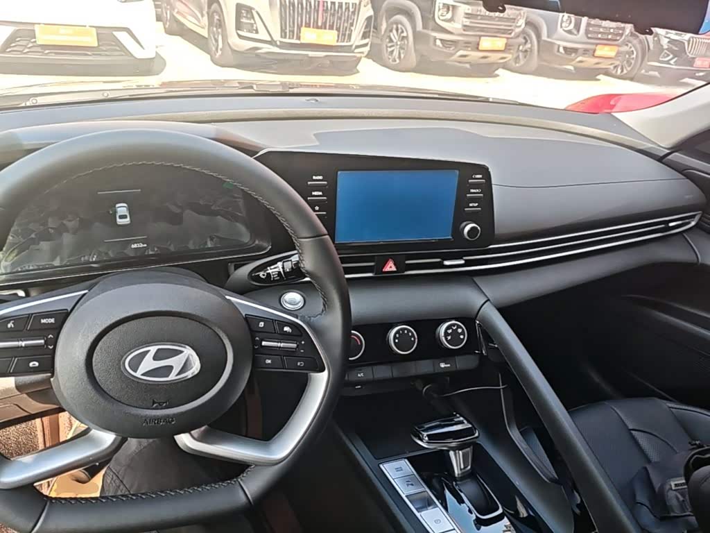 Hyundai Elantra 1.5 л 2025 г. Серебристо-серый, пробег 6800 км