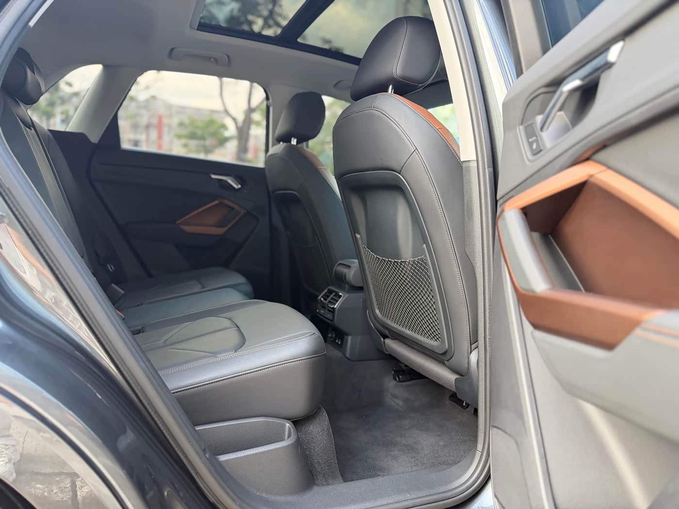 Audi Q3 1.4 л 2022 г. Серебристо-серый, пробег 30000 км