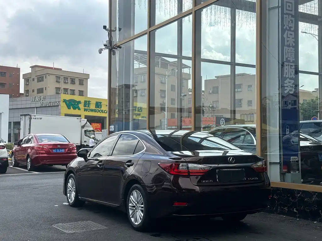 Lexus ES — миниатюра 8