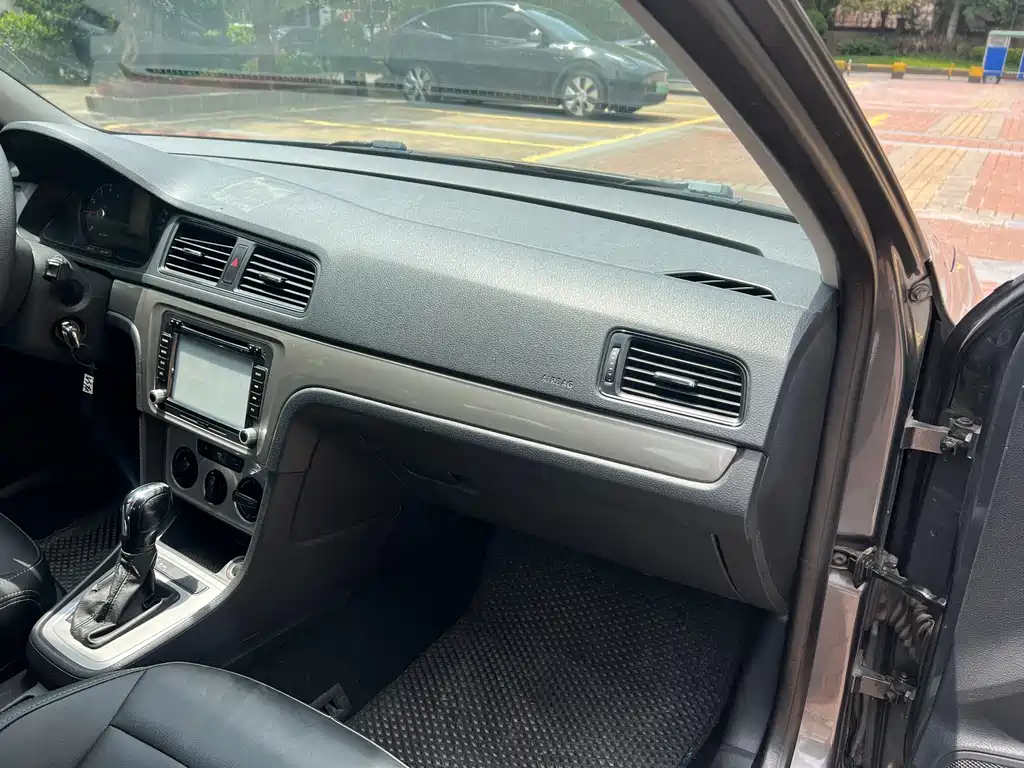 Volkswagen Lavida 2013 1.6L AT