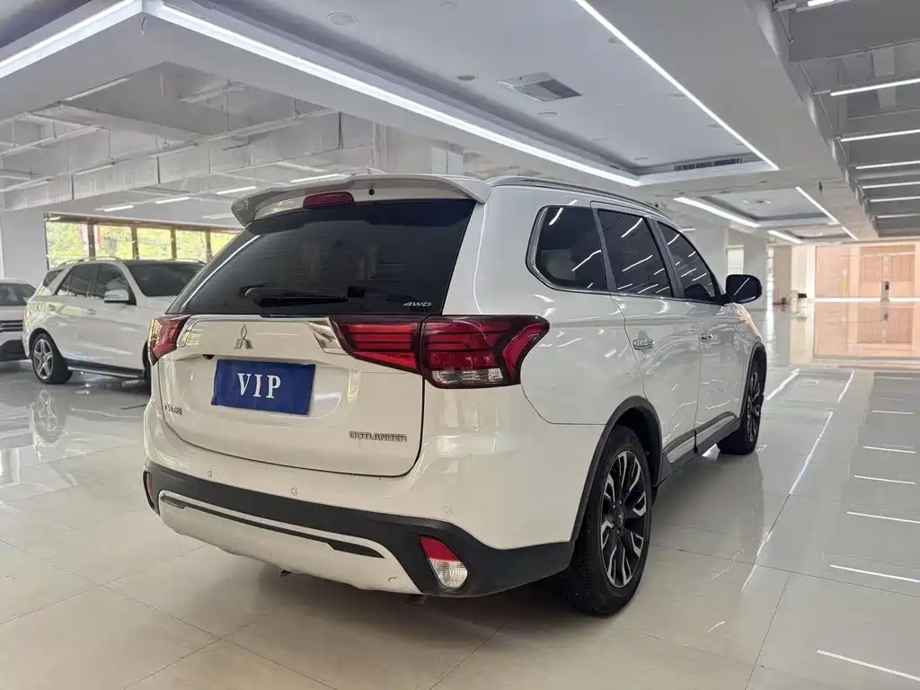 Mitsubishi Outlander — миниатюра 6