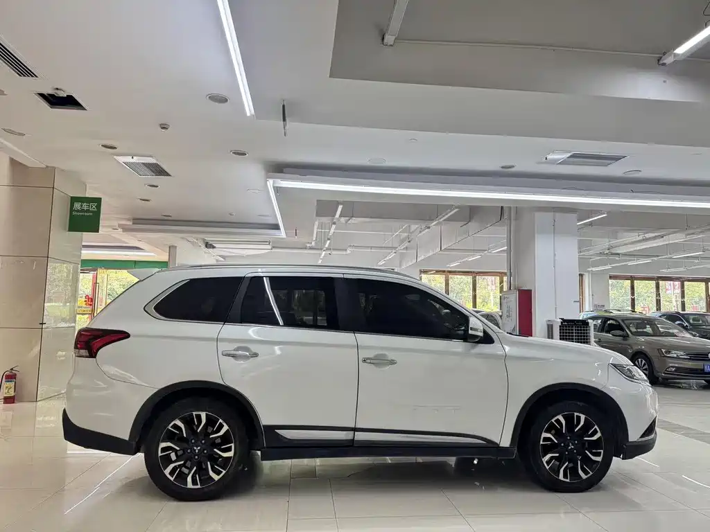 Mitsubishi Outlander — миниатюра 7
