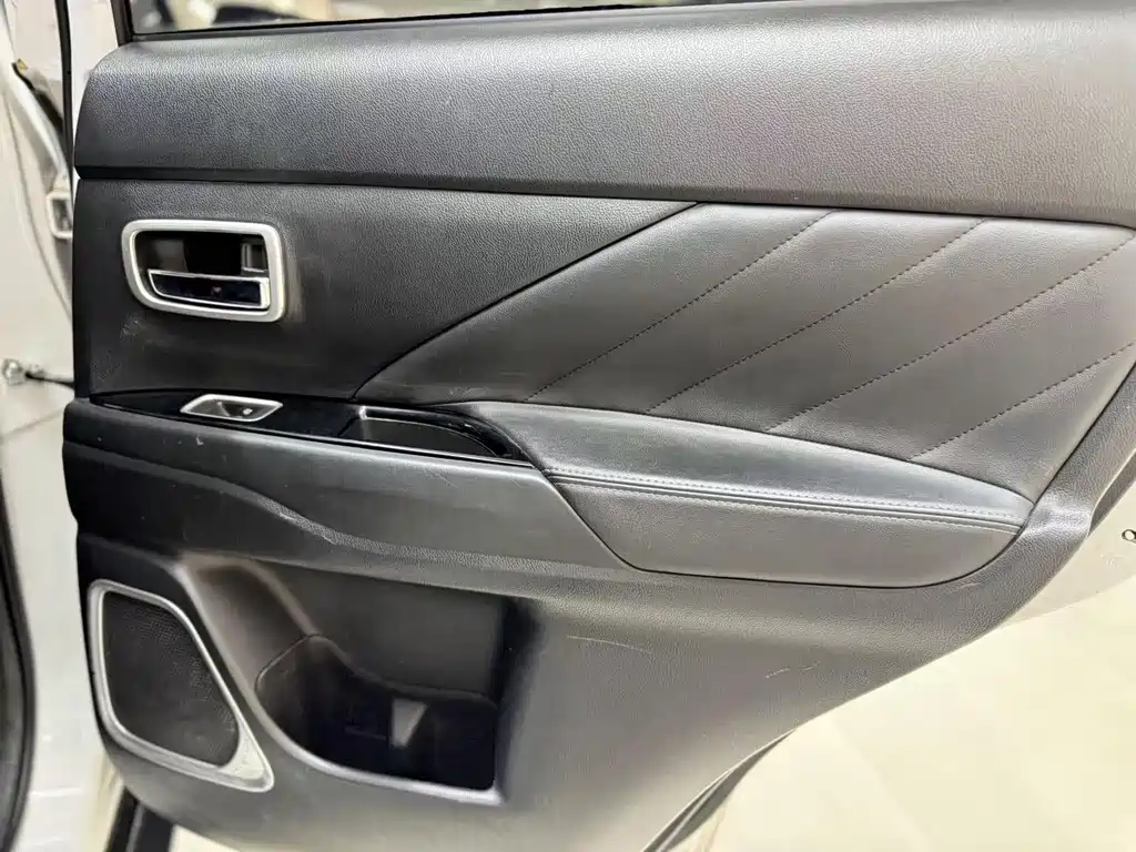 Mitsubishi Outlander — миниатюра 21