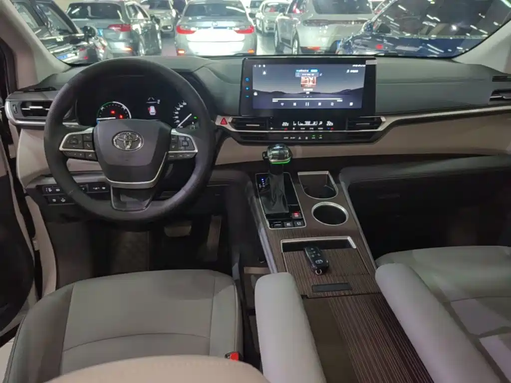 Toyota Granvia — миниатюра 10