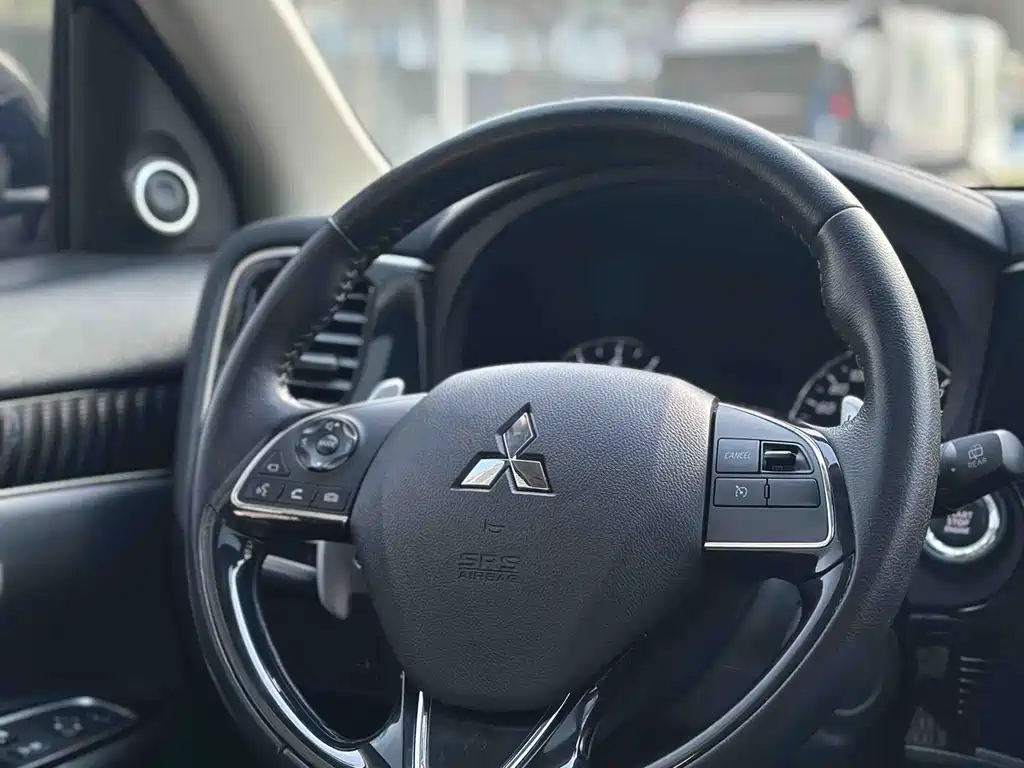 MITSUBISHI OUTLANDER