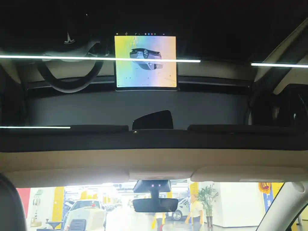 Tesla Model Y — миниатюра 18