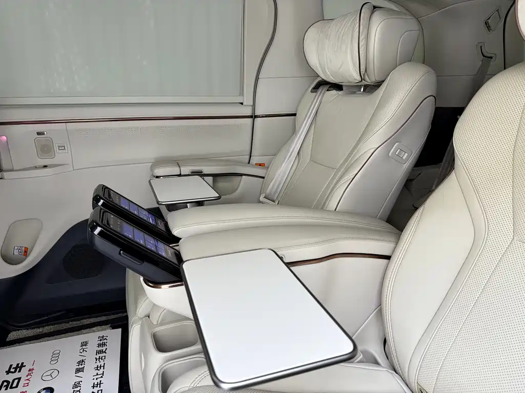 Lexus LM 2023 500h мест