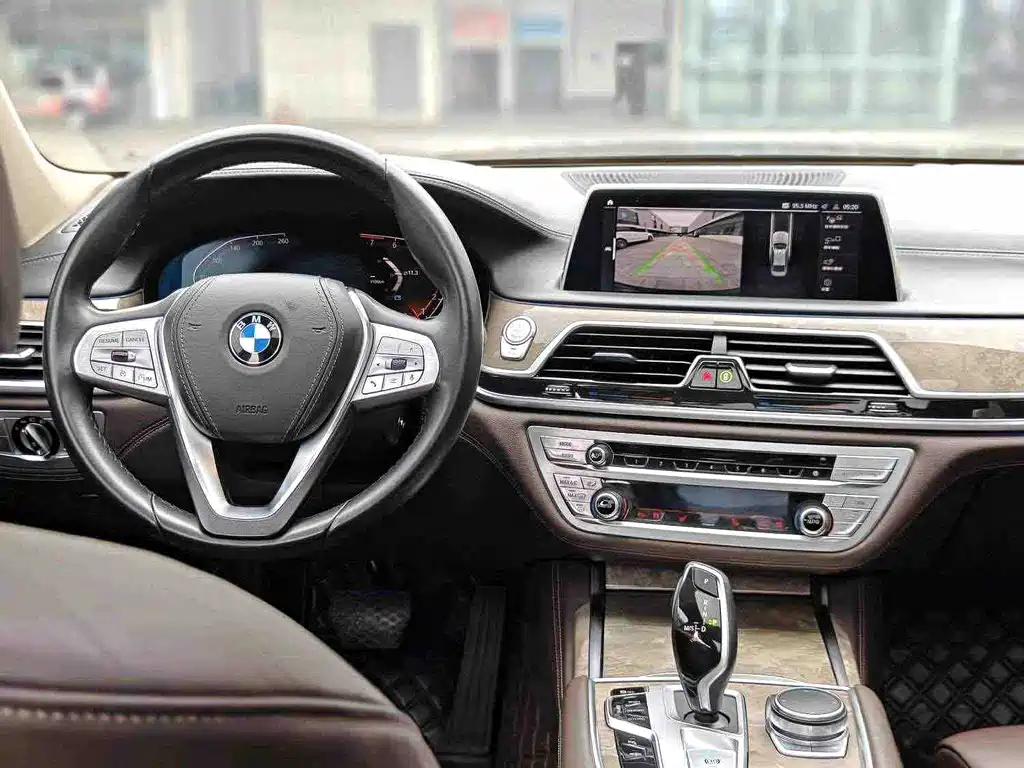 BMW 7 Series — миниатюра 7