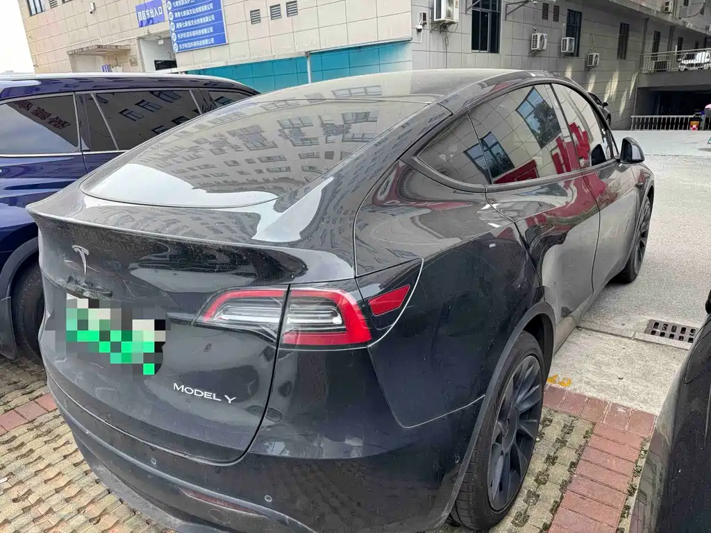 Tesla Model Y — миниатюра 3