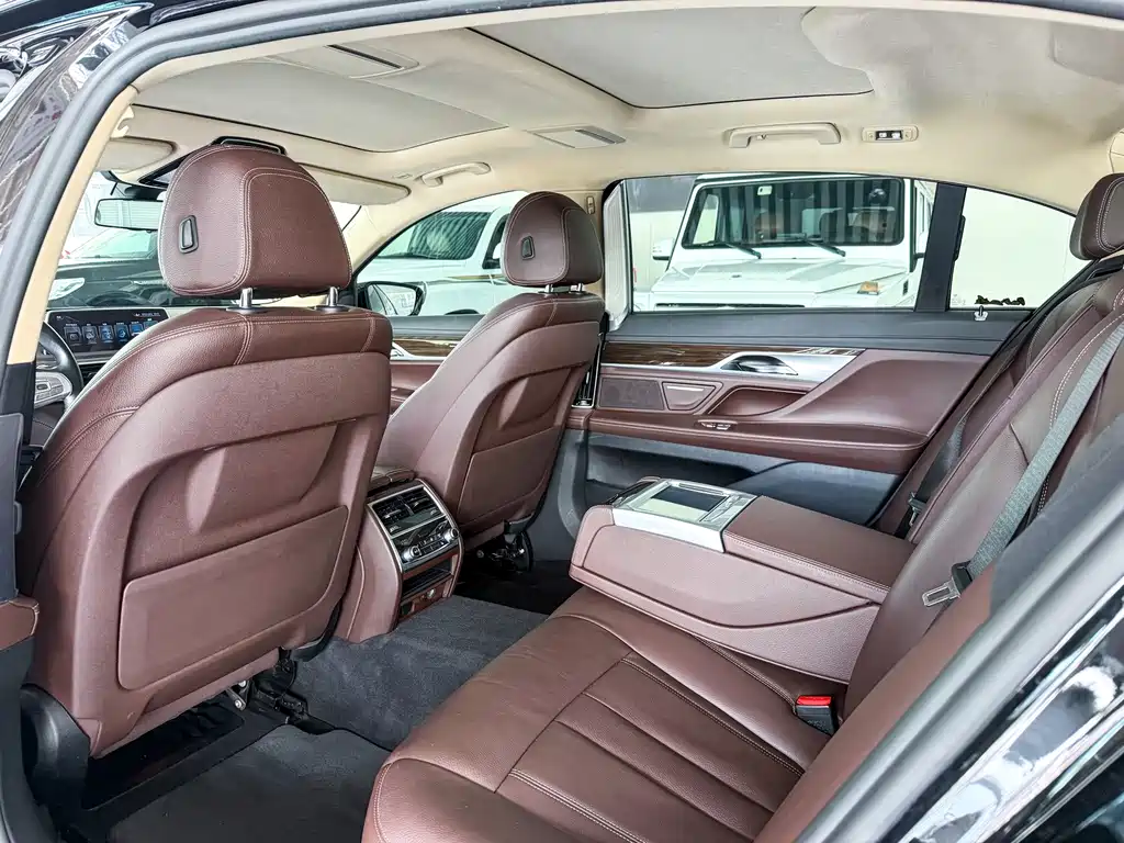 BMW 7 Series — миниатюра 11
