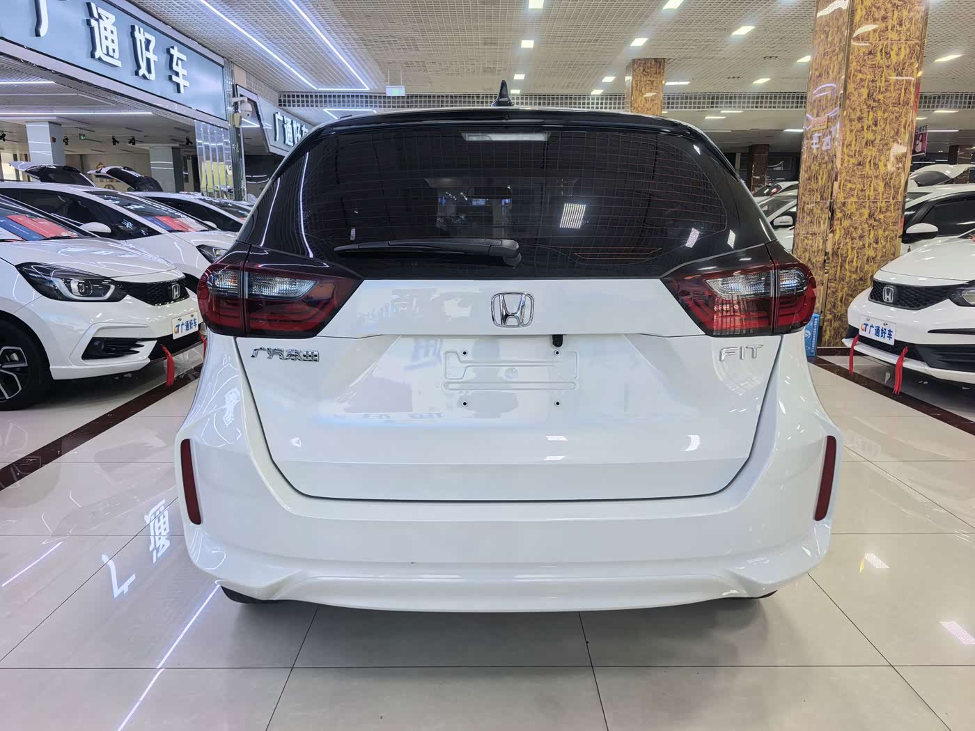 Honda Fit 1.5 л 2023 г. Белый, пробег 18000 км