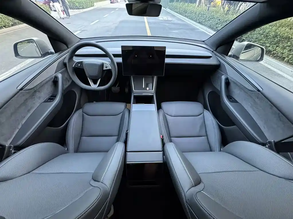 Tesla Model Y L — миниатюра 10