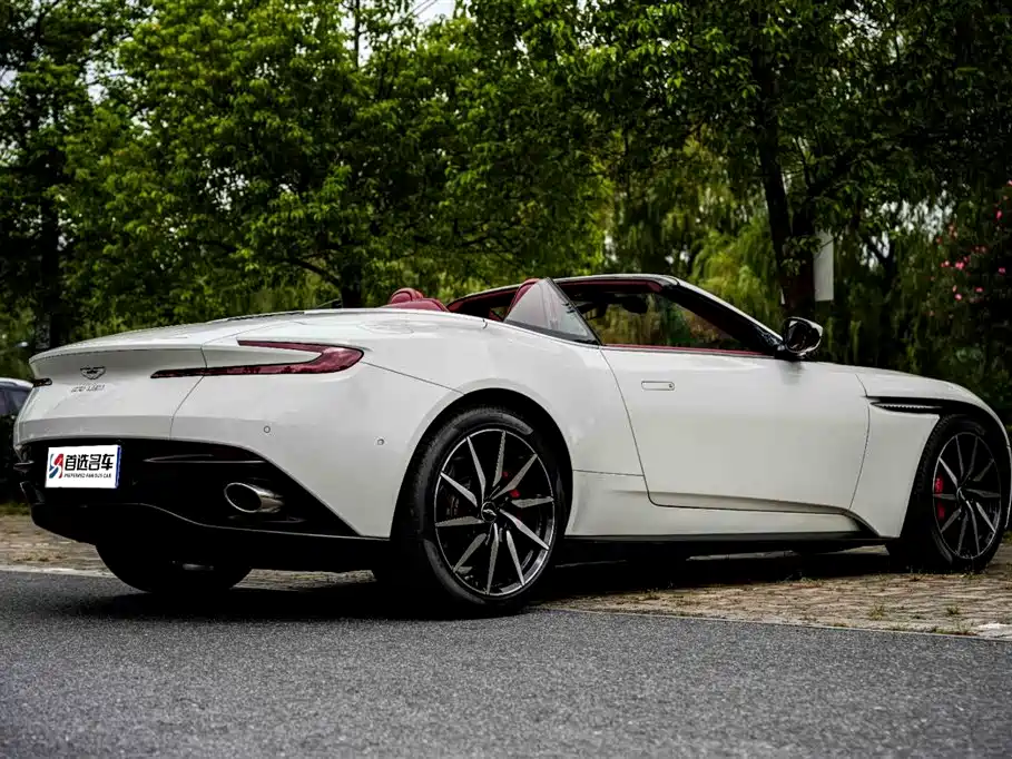 ASTON MARTIN  DB11