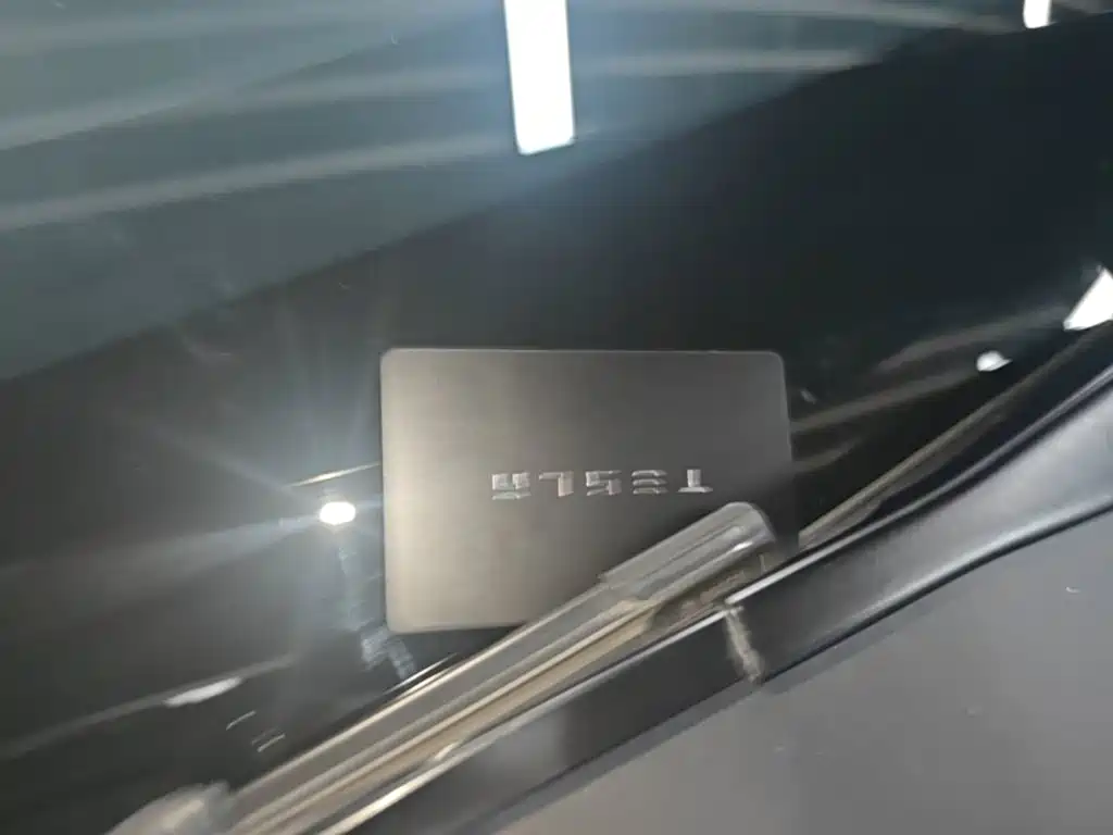 Tesla Model Y — миниатюра 9