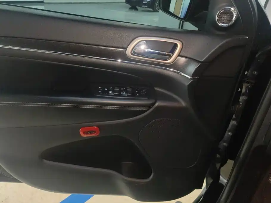 Jeep Grand Cherokee (Import) — миниатюра 7