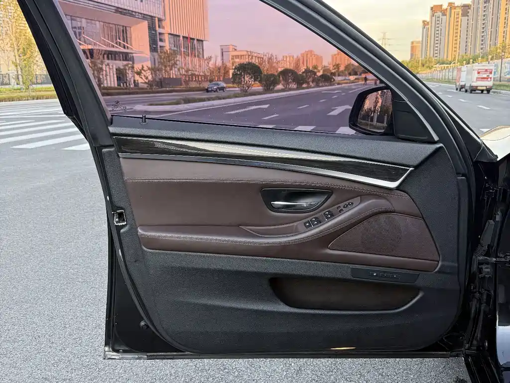 BMW 5 Series — миниатюра 8