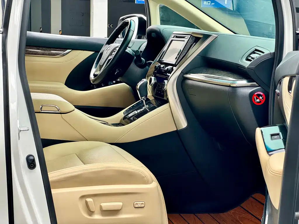 Toyota Alphard — миниатюра 7